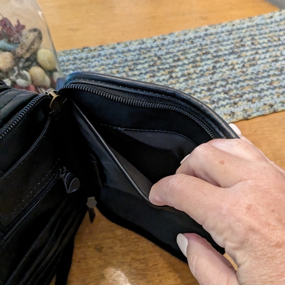 LAND Genuine Leather Cross Body handbag, organizer, lots of pockets - Picture 4 of 14